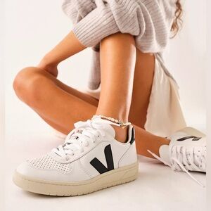 ✨ Veja V-10 Sneaker size 7 retro style trainer sneaker - EUC